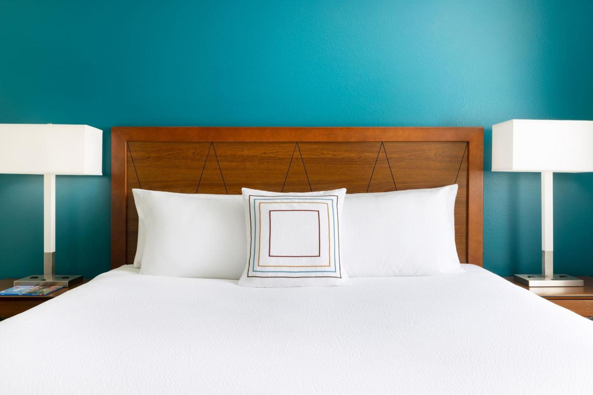 Hotel Des Moines West At Jordan Creek Town Center 3*