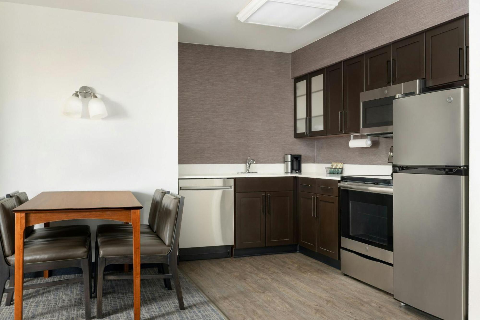 Des Moines West At Jordan Creek Town Center Hotel