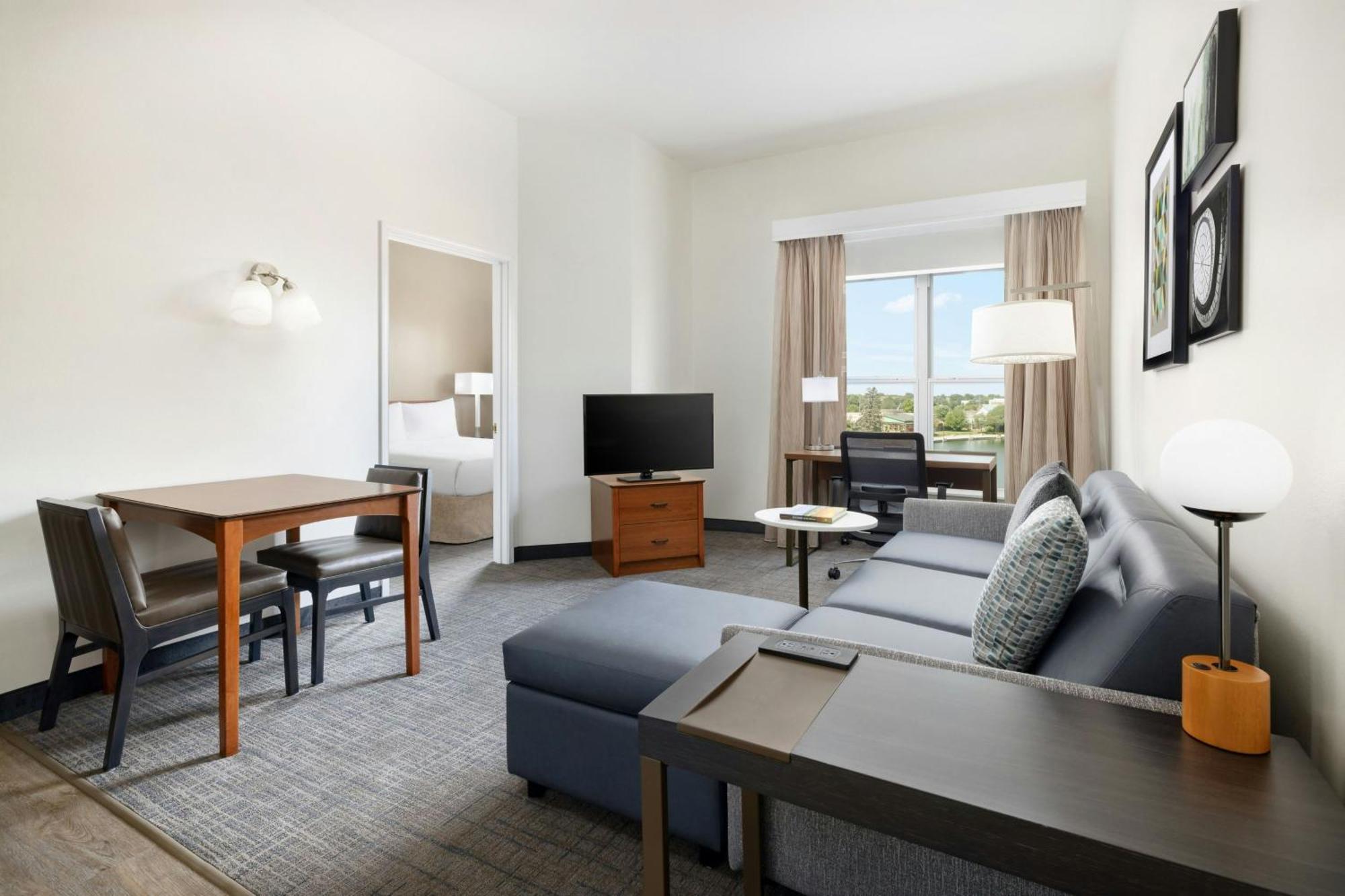 Des Moines West At Jordan Creek Town Center Hotel